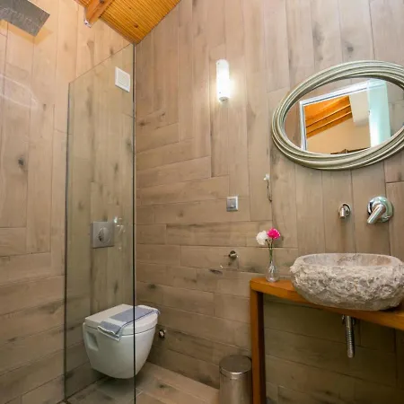 Oasis Deluxe Pefkári